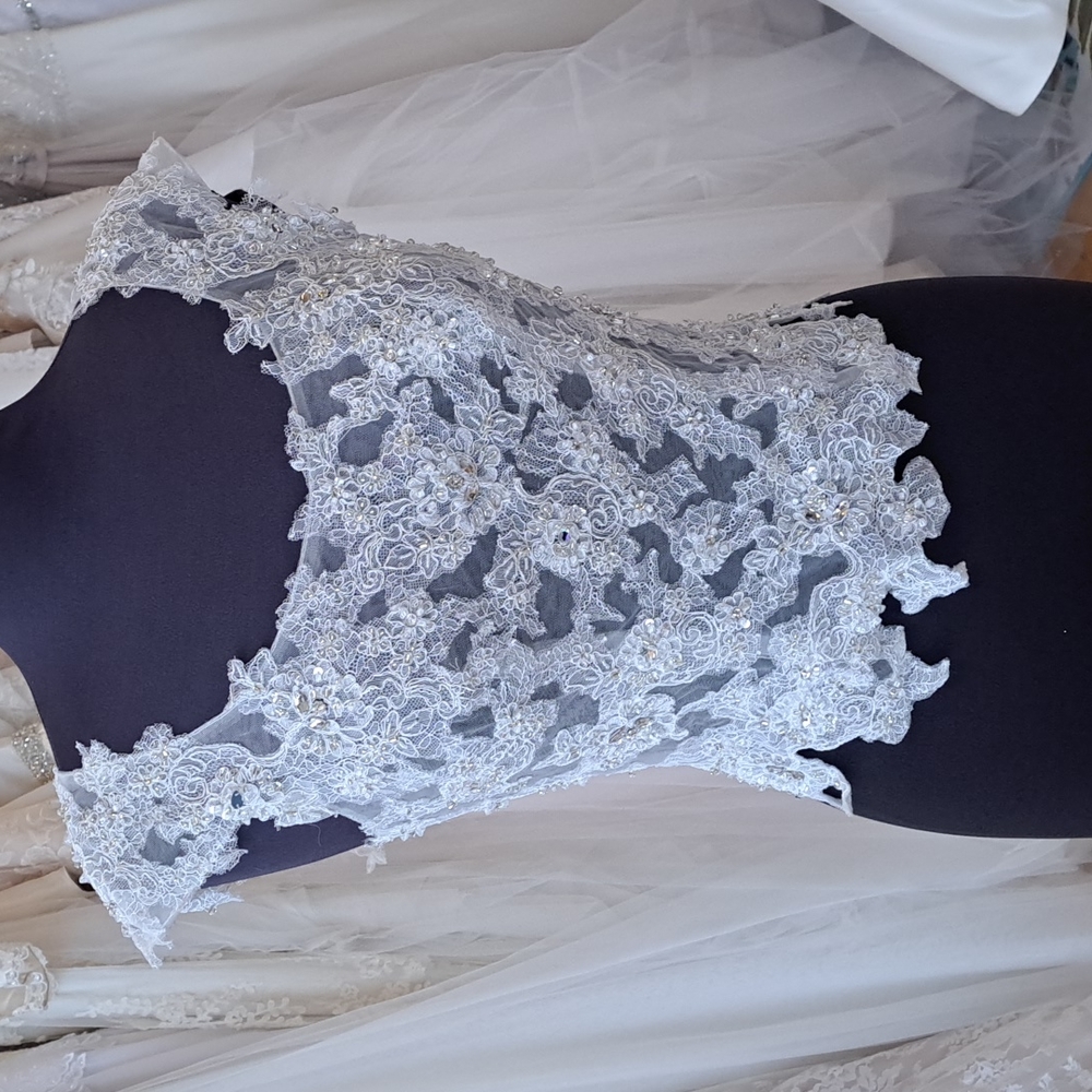 Keyhole back topper